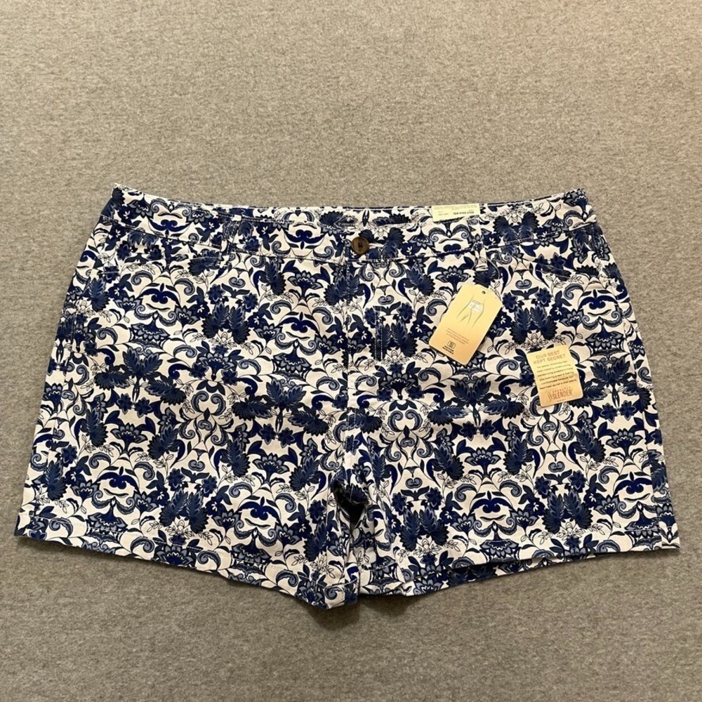 St. John's Bay Shorts Womens 18 Petite White Amanda Paisley Tummy Control New